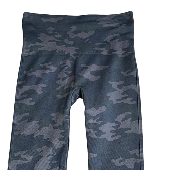 SPANX Look At Me Now Seamless Camo Green Leggings Women’s Size XS Shapes Flatter - Picture 7 of 10